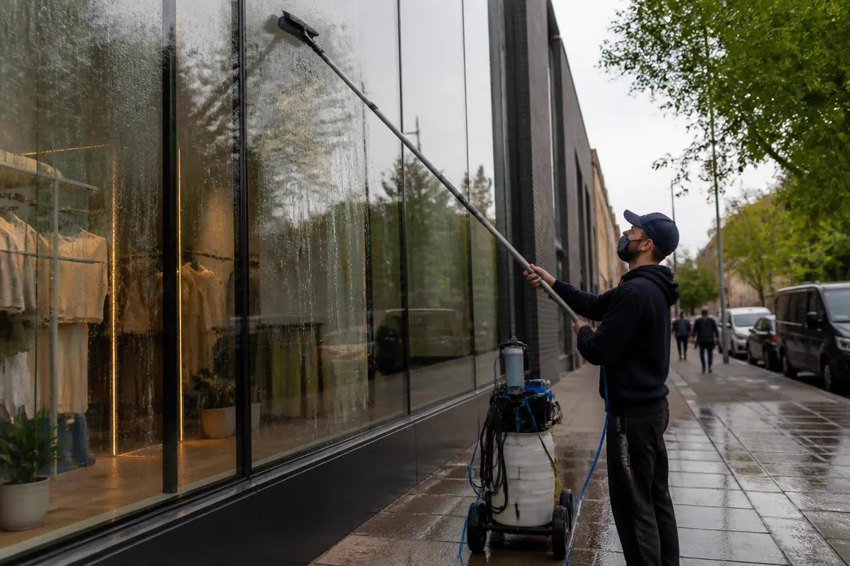 reinigungsdienst-wien.at – Glasfassade mit Osmose-Teleskopstange reinigen in Wien, Donaustadt, Mödling und Niederösterreich