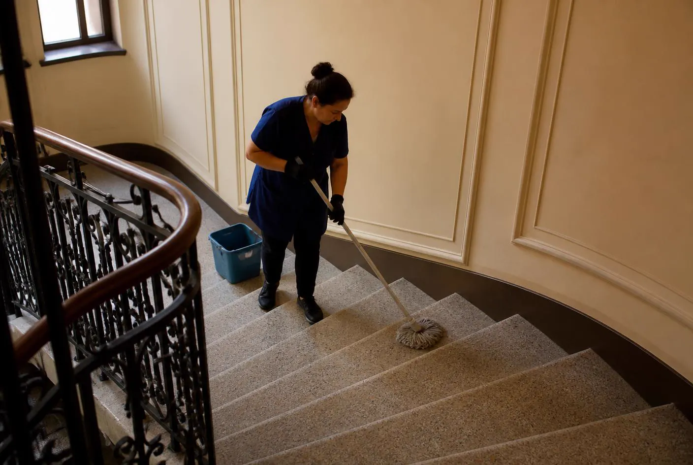 reinigungsdienst-wien.at – Stiegenhausreinigung Wien: Nassreinigung der Stufen in einem Wiener Altbau-Stiegenhaus